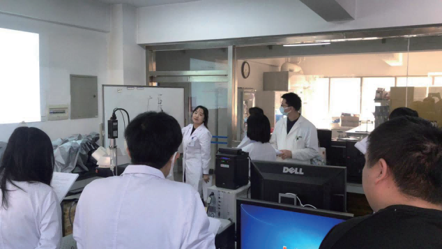 学员在实验室进行技术学习.png 学员在实验室进行技术学习.png