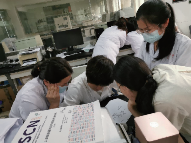 学员在学习染色体核型.png 学员在学习染色体核型.png