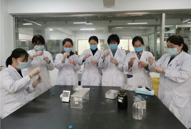 学员在跟随导师在实验室学习制片.png