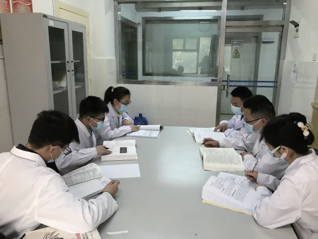 学员在做技术分析讨论.png 学员在做技术分析讨论.png
